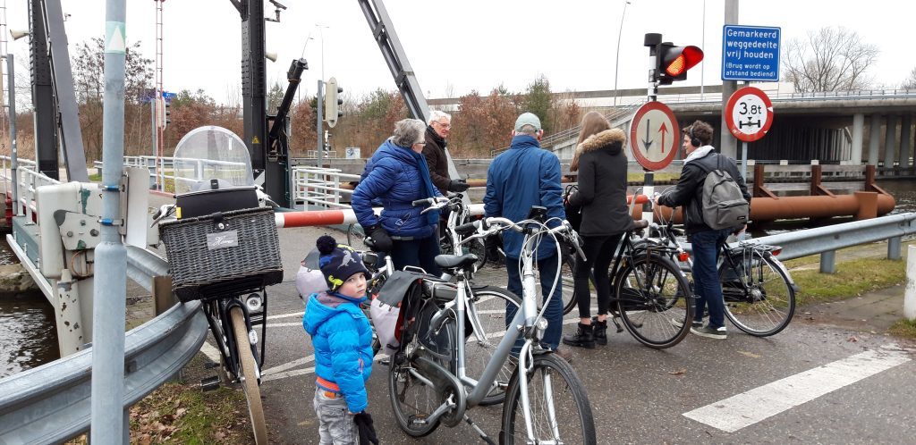 Houtense brug langere tijd in storing, dan maar onder de slagboom door