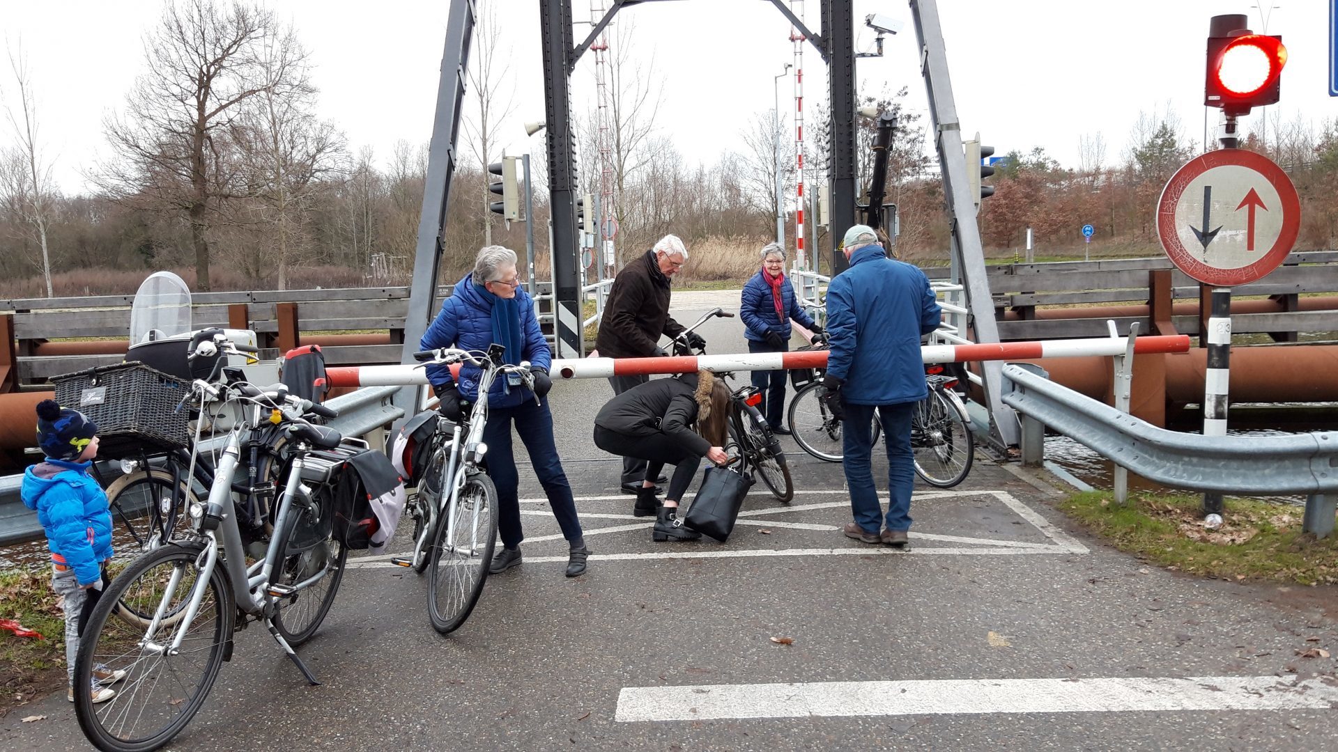 Houtense brug langere tijd in storing, dan maar onder de slagboom door