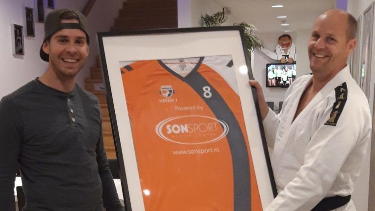 Arjen Brand van Sonsport krijgt het shirt van handbalvereniging Apollo overhandigd