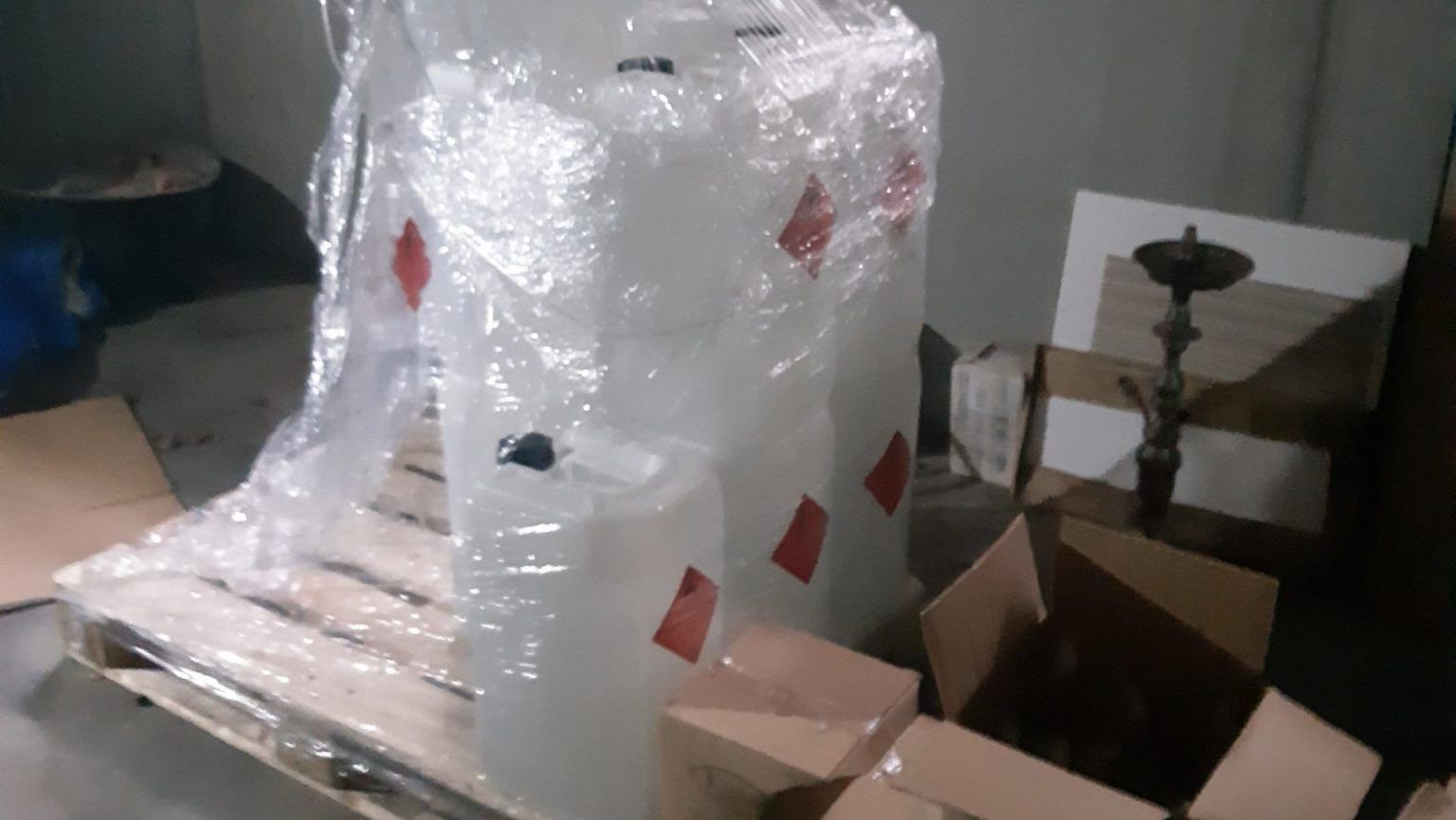 De jerrycans met brandbare handreinigingsgel in een garage