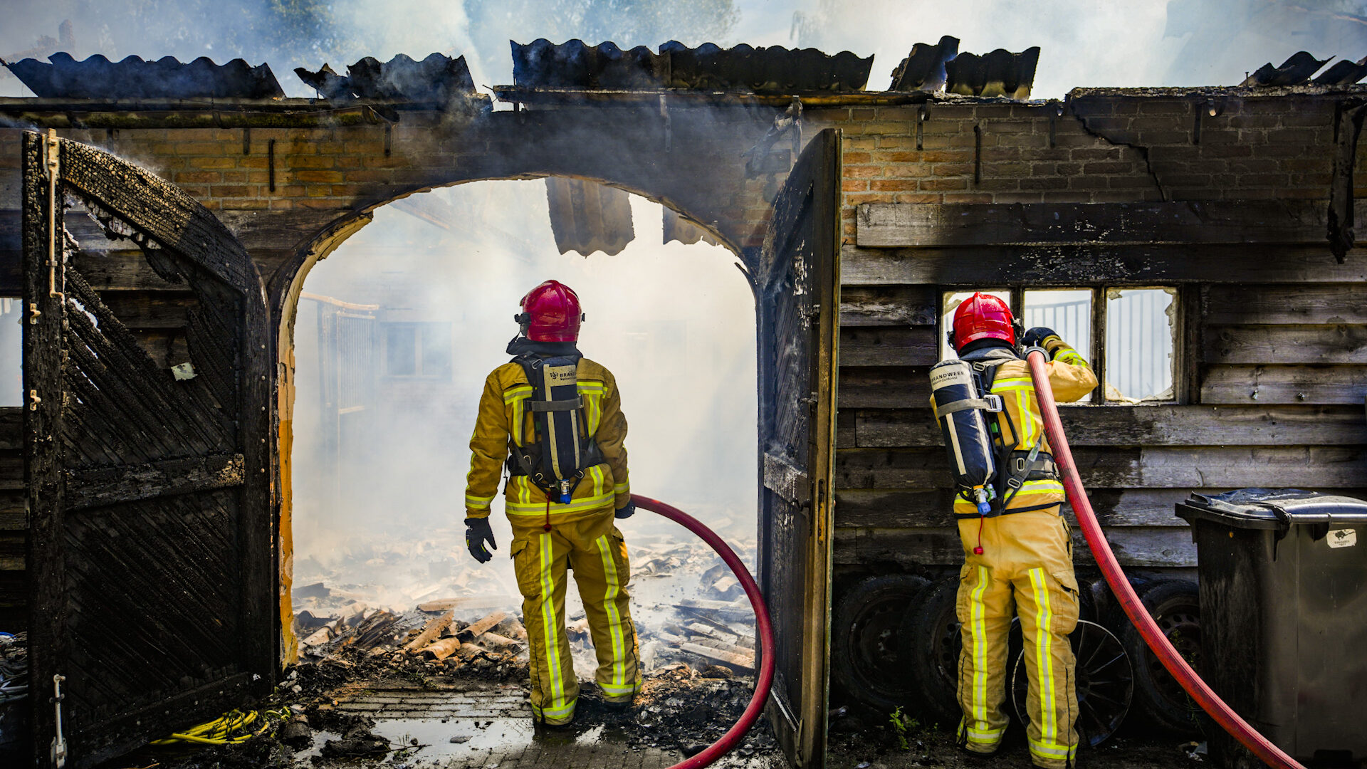 Brandweer blust de brand in de hondentrimsalon