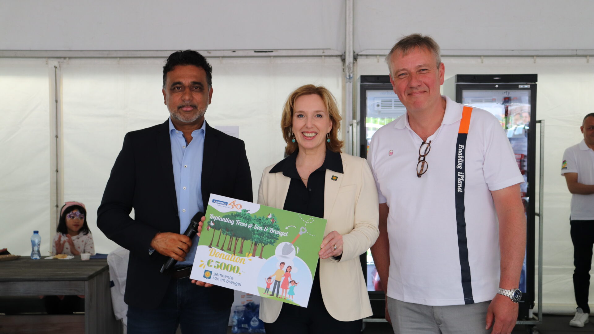 Personeel van Advantech overhandigt een cheque aan burgemeester Suzanne Otters-Bruijnen