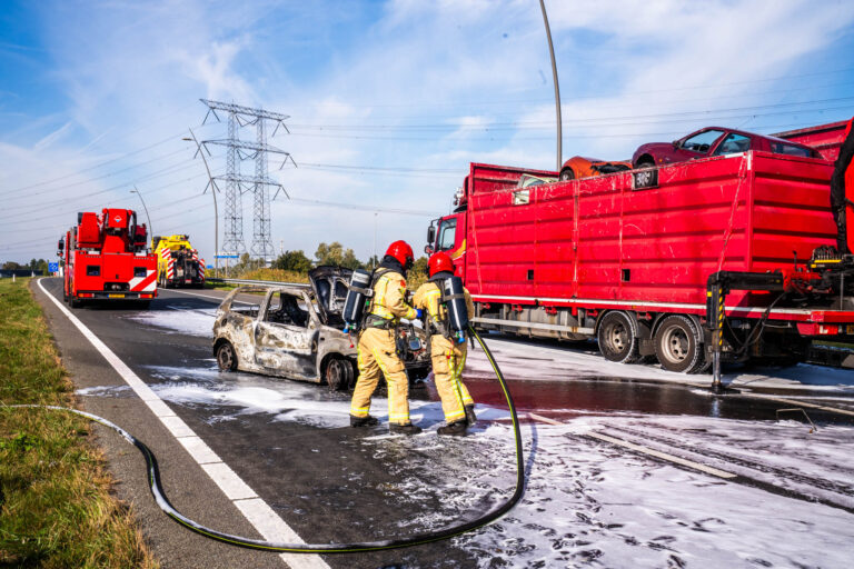 Vrachtwagen met sloopautos in brand op A50