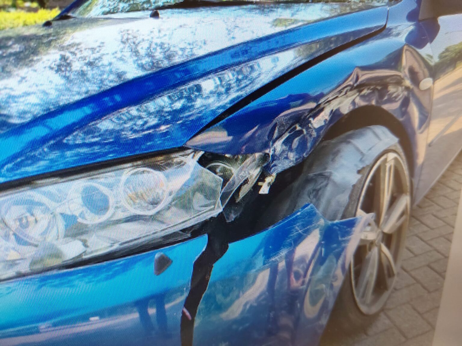Schade aan blauwe auto na ongeval afslag Ekkersrijt voor man met geheugenverlies