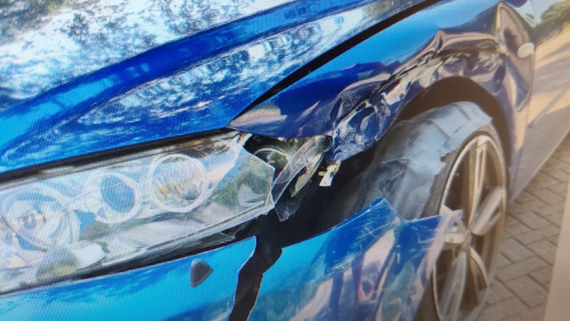 Schade aan blauwe auto na ongeval afslag Ekkersrijt voor man met geheugenverlies