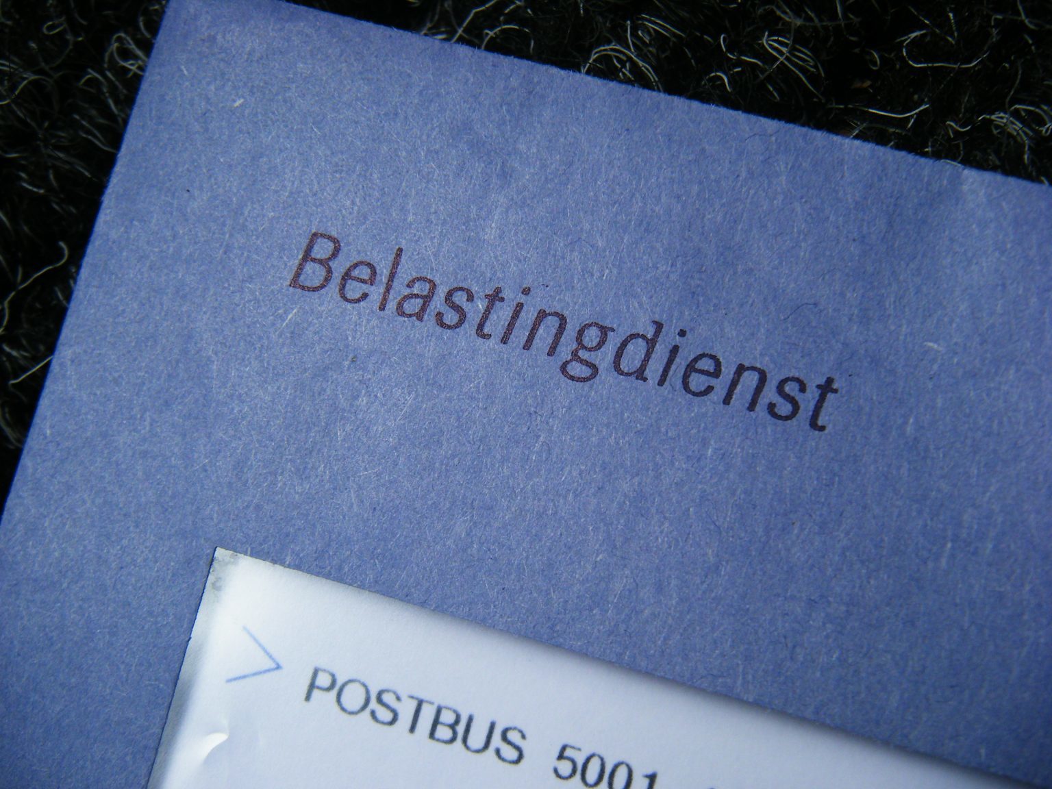 Een blauwe envelop van de Belastingdienst