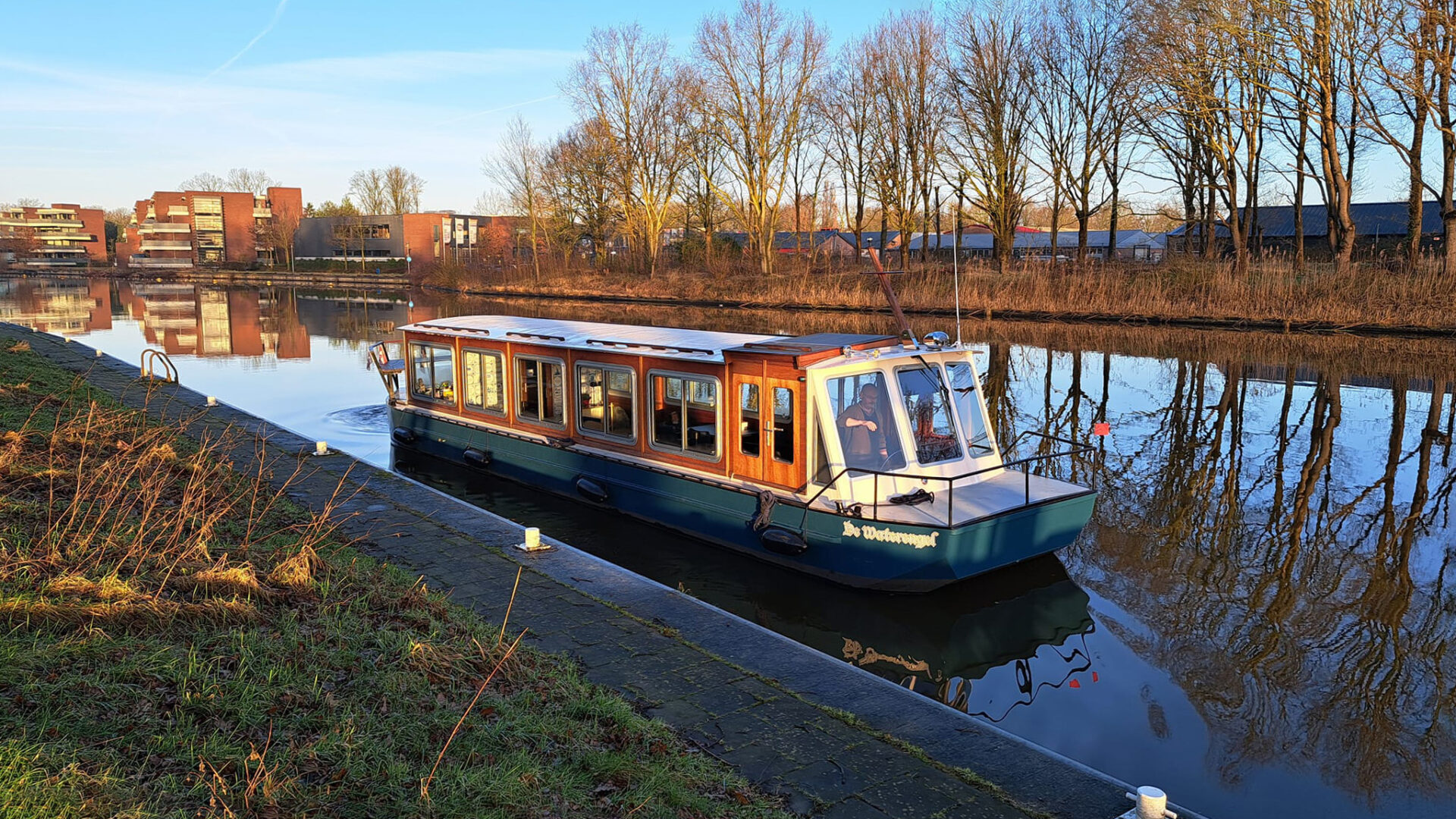 Rondvaartboot de Waterengel in het kanaal