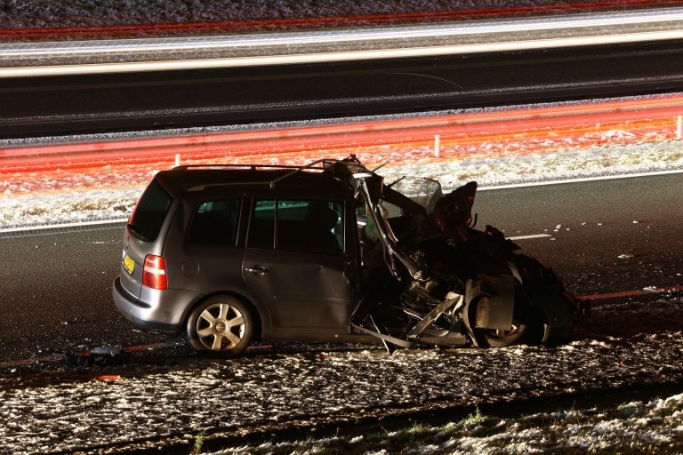 Personenauto botst achter op vrachtwagen op A50