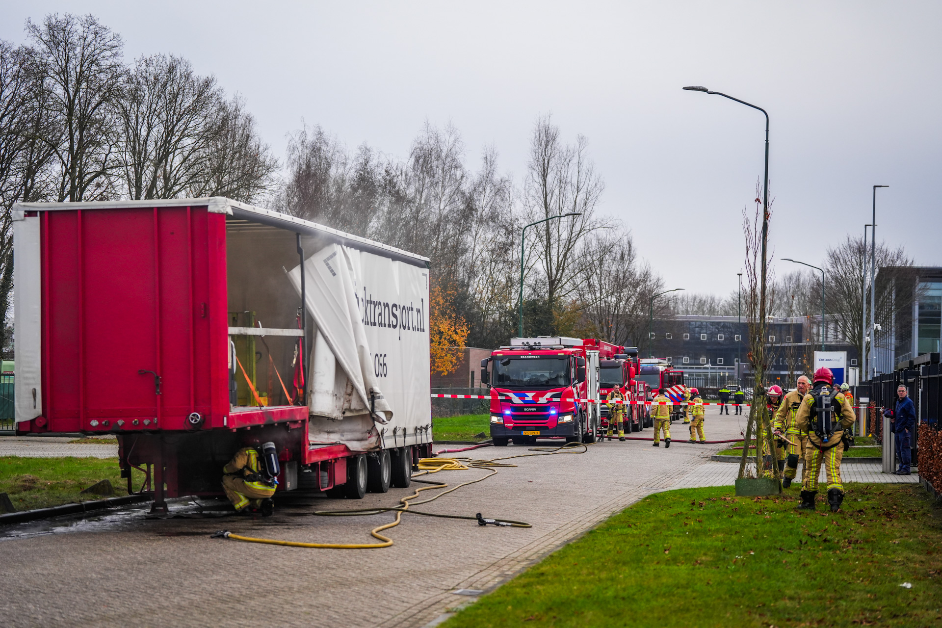Brand in trailer met heftrucks op Ekkersrijt