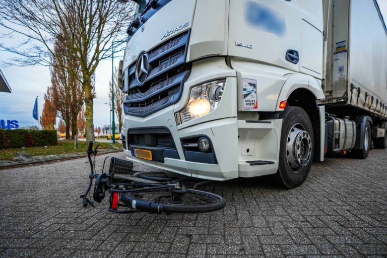 Meisje gewond na aanrijding met vrachtwagen