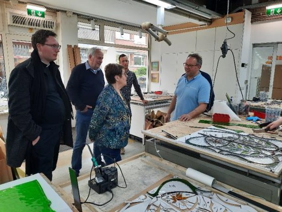 Bezoek aan atelier waar het glas-in-lood gerestaureerd wordt