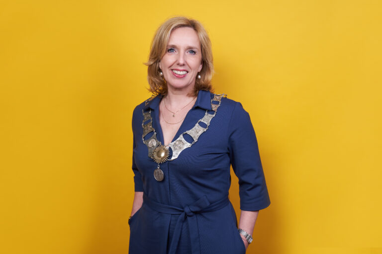 Burgemeester Suzanne Otters-Bruijnen met ambtsketen