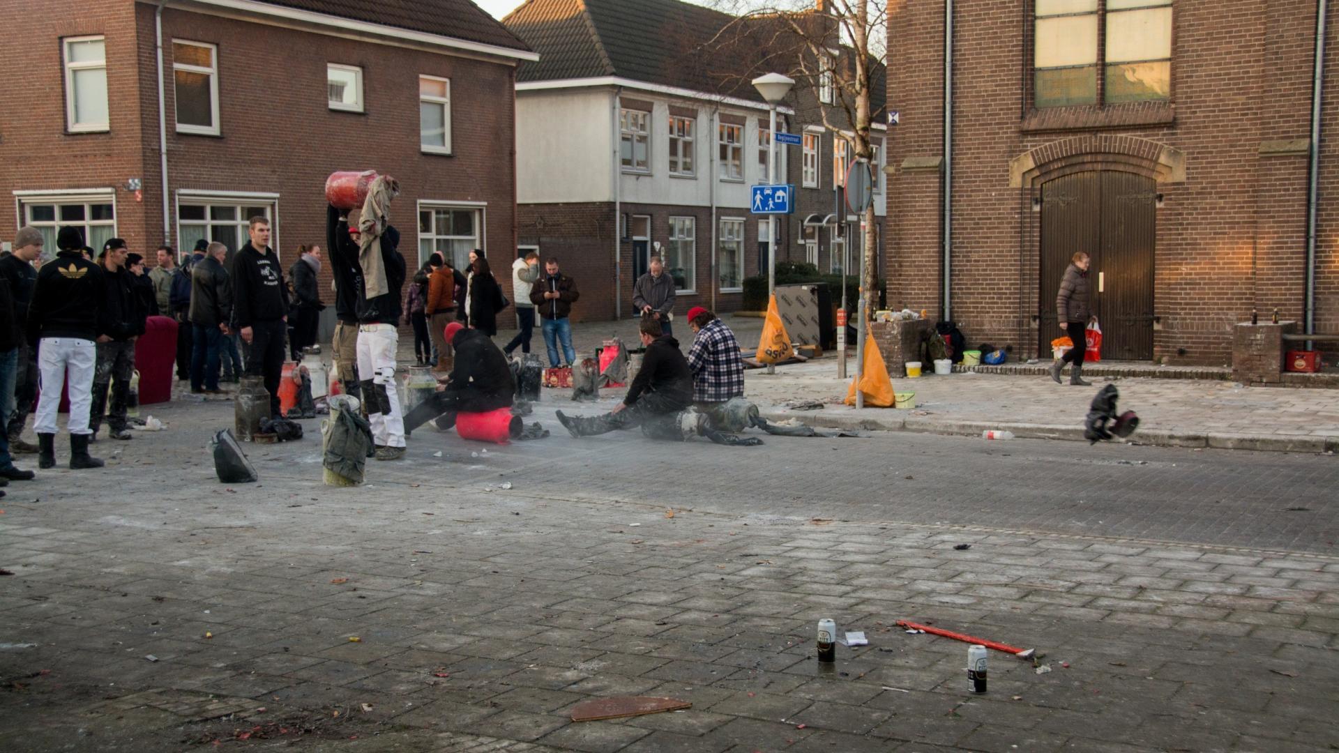 Carbidschieten op een dorpsplein