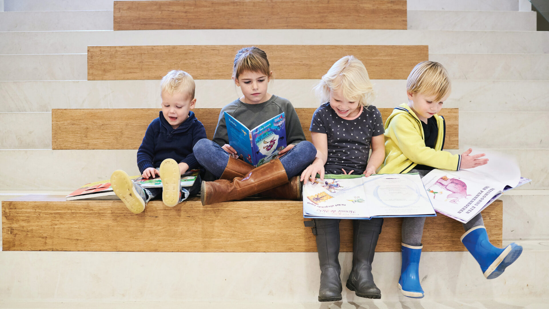 Kinderen op een trap die lezen ter illustratie van de Nationale Voorleesdagen