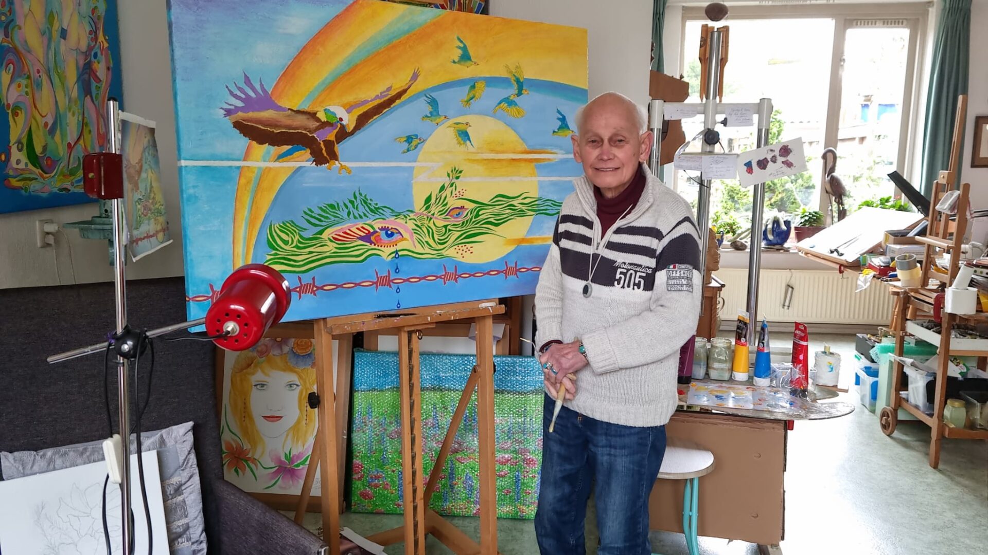 August de Wit bij één van zijn schilderijen