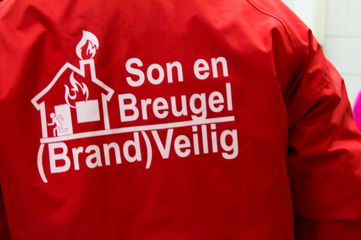Rode jas van Brandveilig Leven Son en Breugel