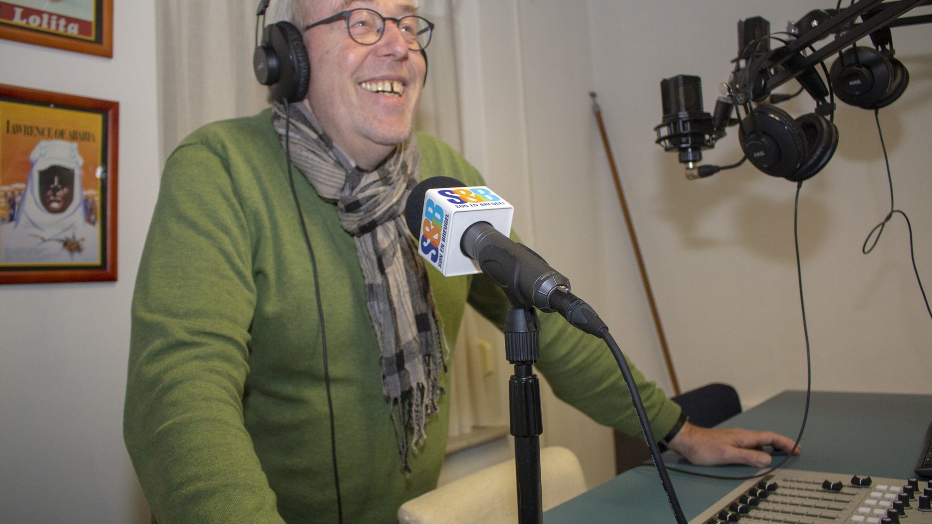 Han Muller achter de microfoon van Radio S&B