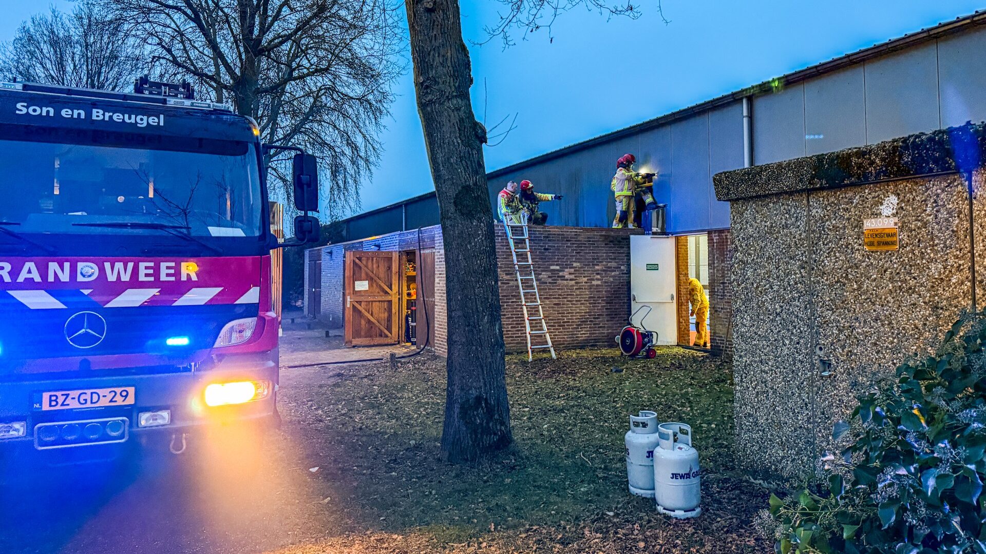 Brand in muur van padelbaan aan de Rooijseweg