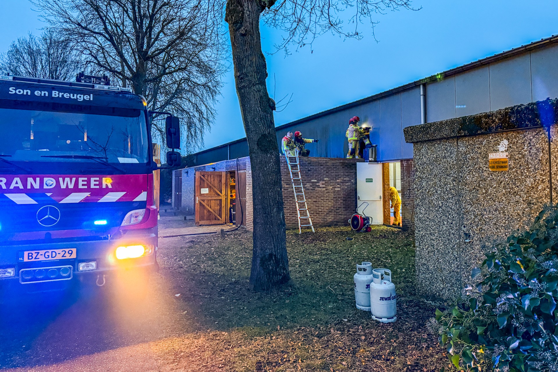 Brand in muur van padelbaan aan de Rooijseweg