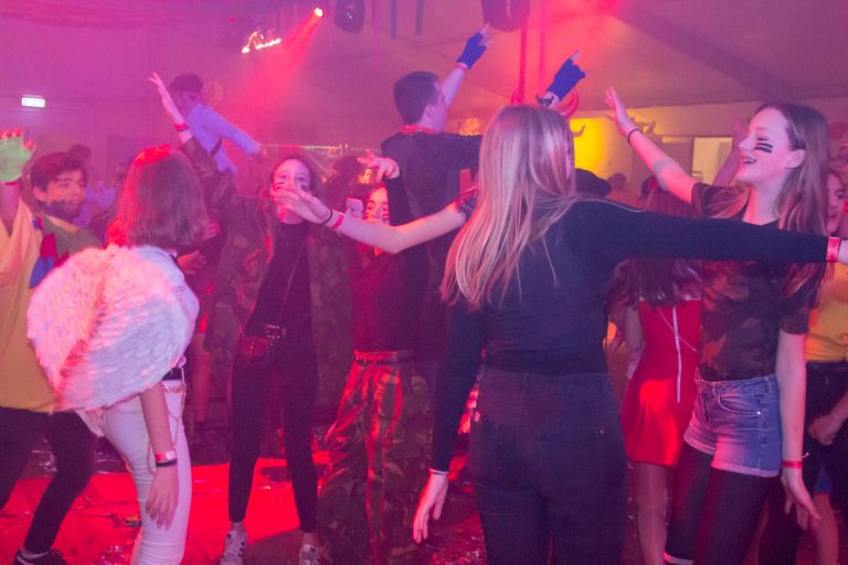 Jeugd die jeugdcarnaval viert