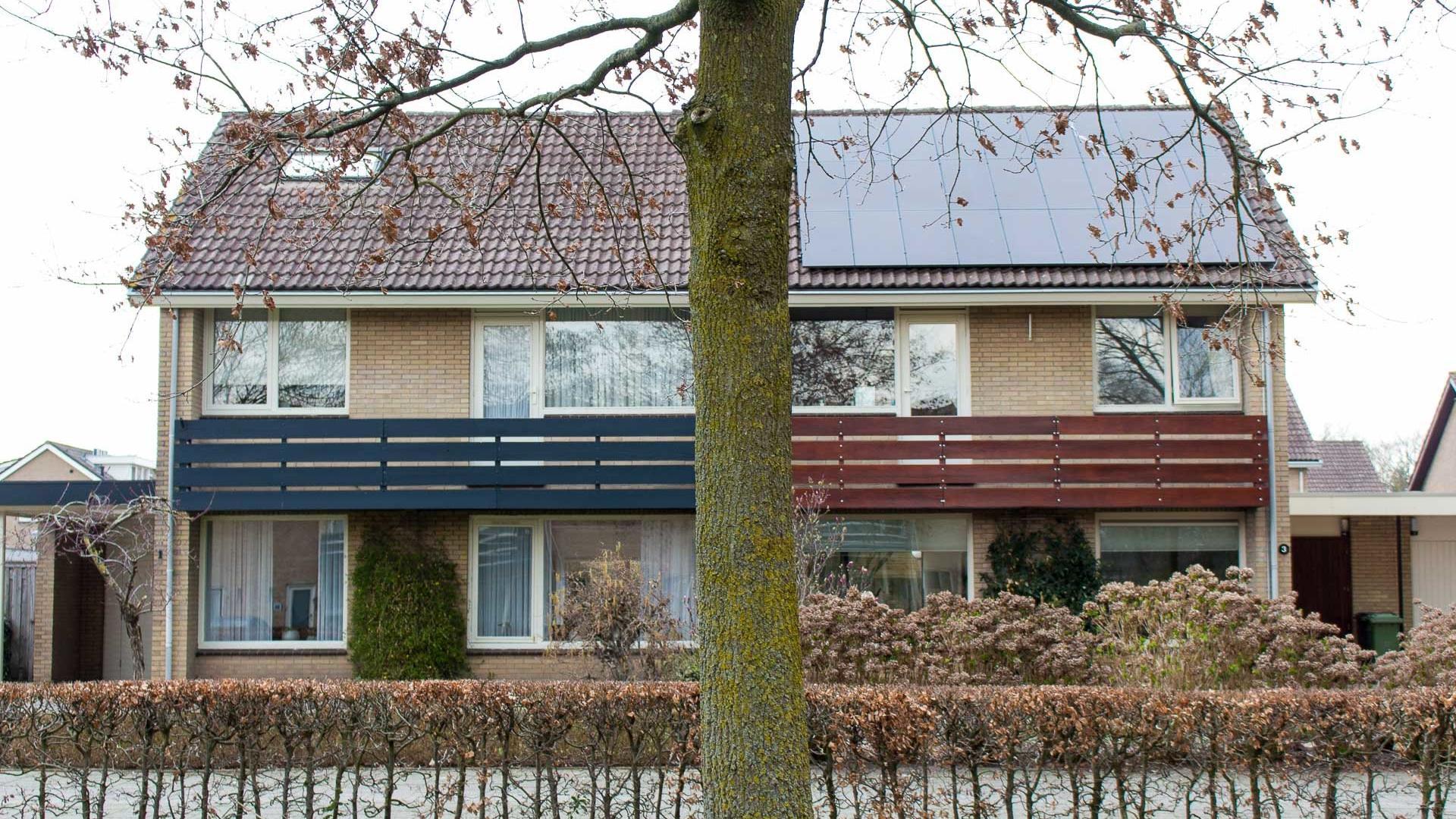 Zonnepanelen op een duurzaam huis en een niet duurzaam huis