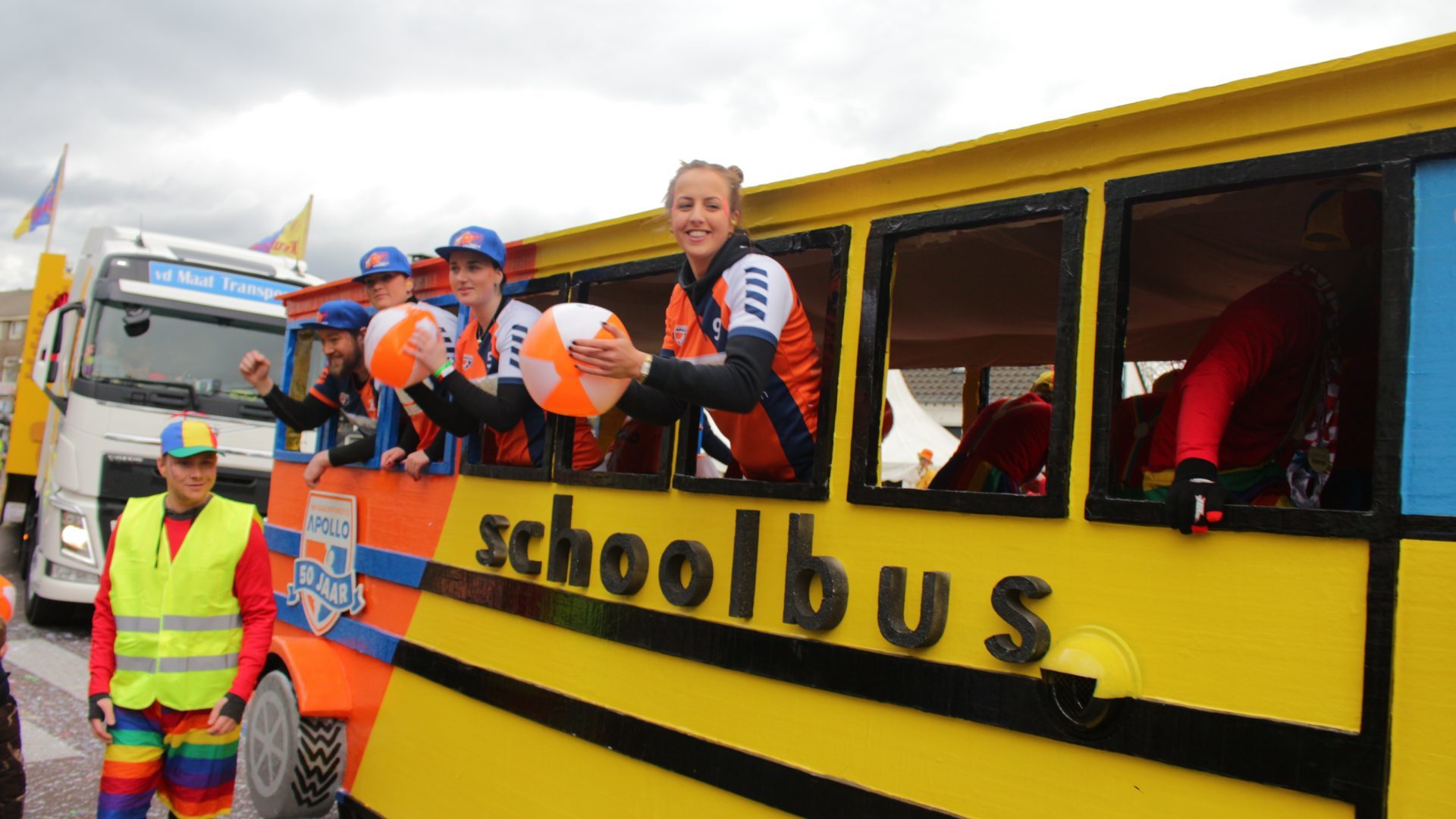 Deelnemers van de optocht van Krutjesgat in een zelf gemaakte gele schoolbus