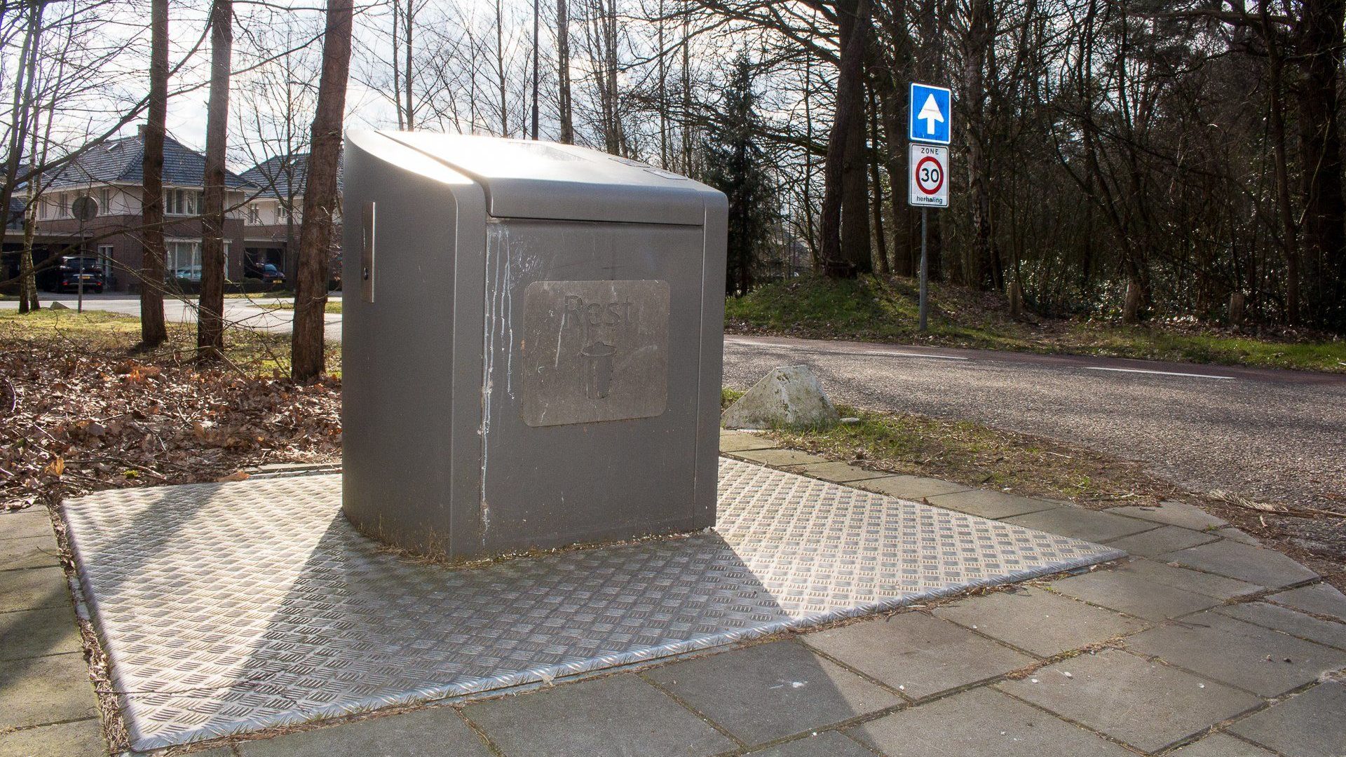 Een ondergrondse vuilcontainer in 't Zand