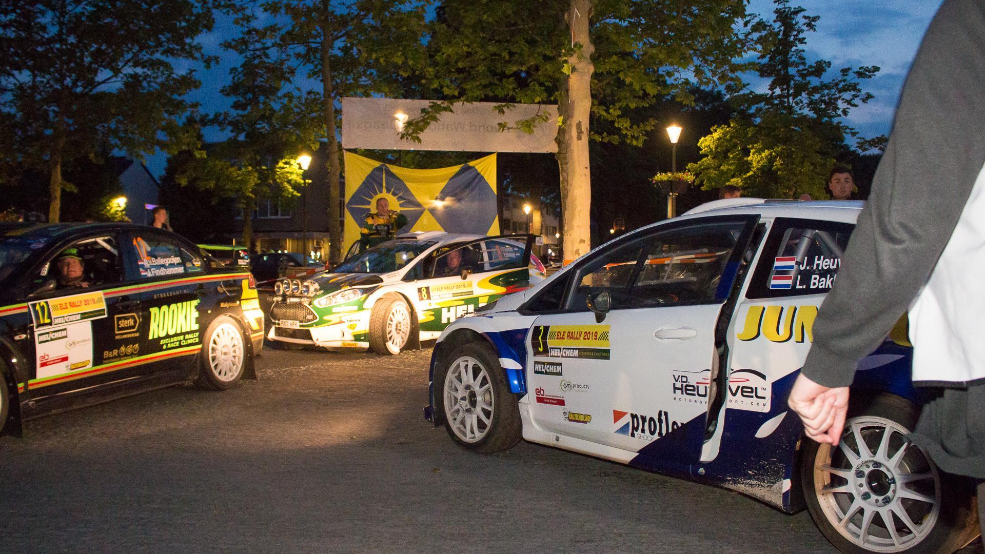 Deelnemers van de ELE Rally op het Kerkplein