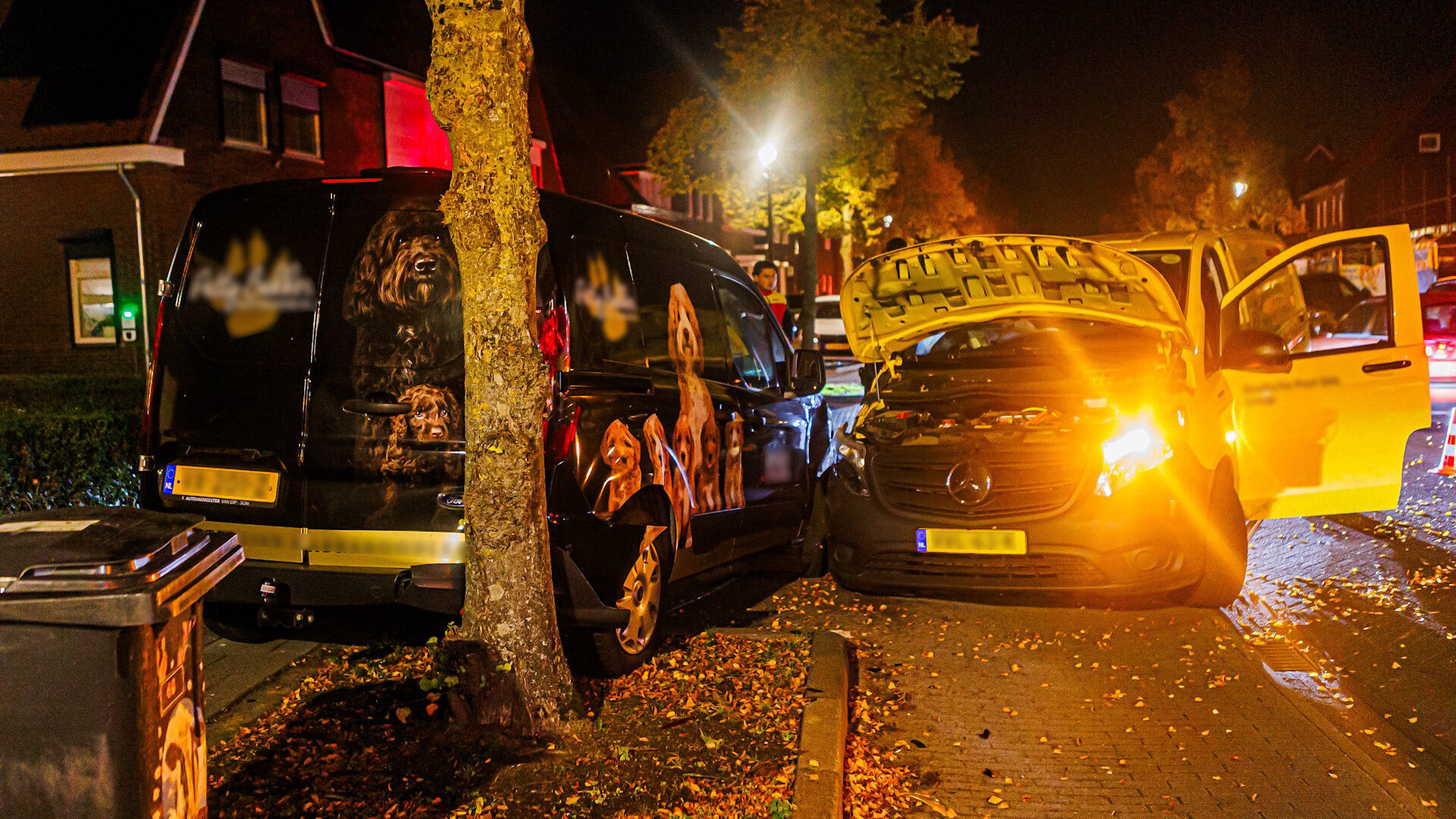 Twee bestelbussen beschadigd bij aanrijding in Kanaalstraat