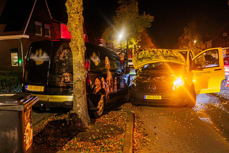 Twee bestelbussen beschadigd bij aanrijding in Kanaalstraat