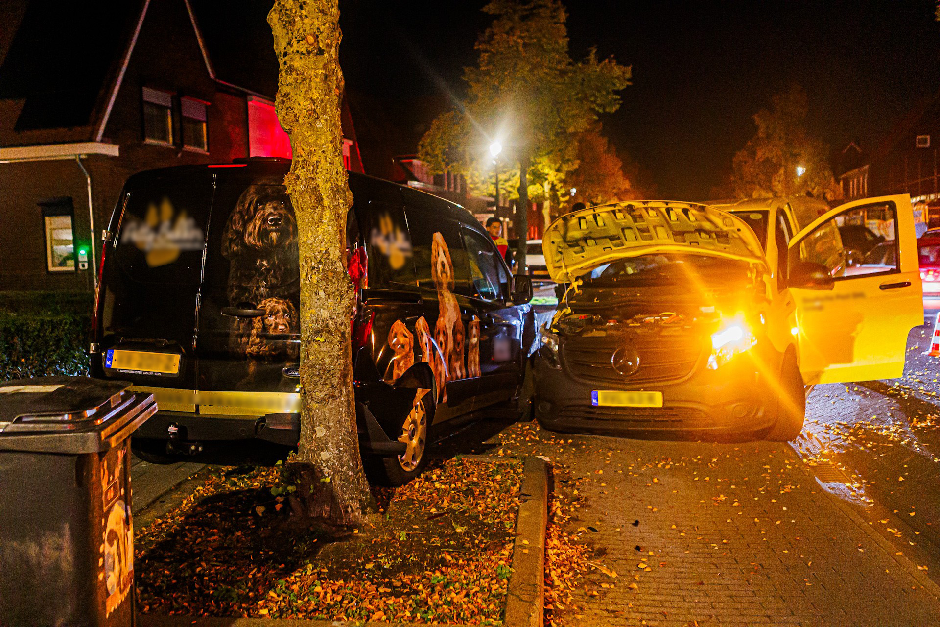 Twee bestelbussen beschadigd bij aanrijding in Kanaalstraat
