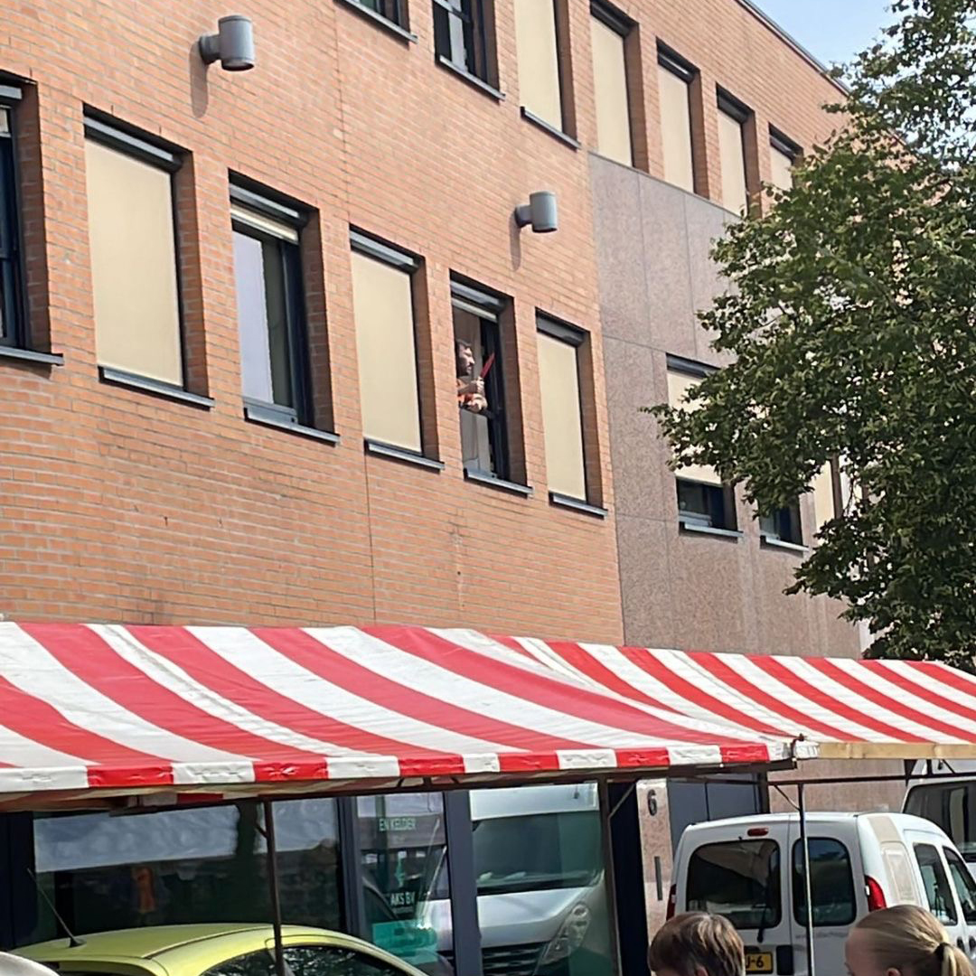 Verwarde man zwaait met een mes vanuit zijn raam