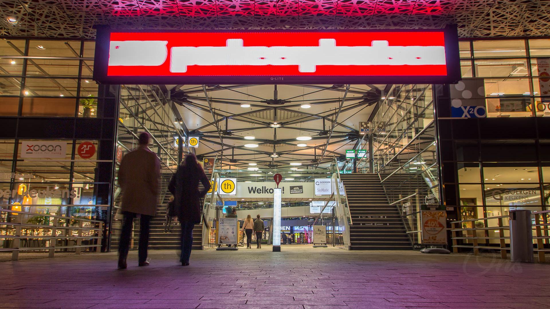 Ingang van Meubelplein Ekkersrijt met onder andere Maxaro