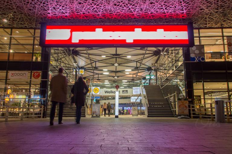 Ingang van Meubelplein Ekkersrijt met onder andere Maxaro