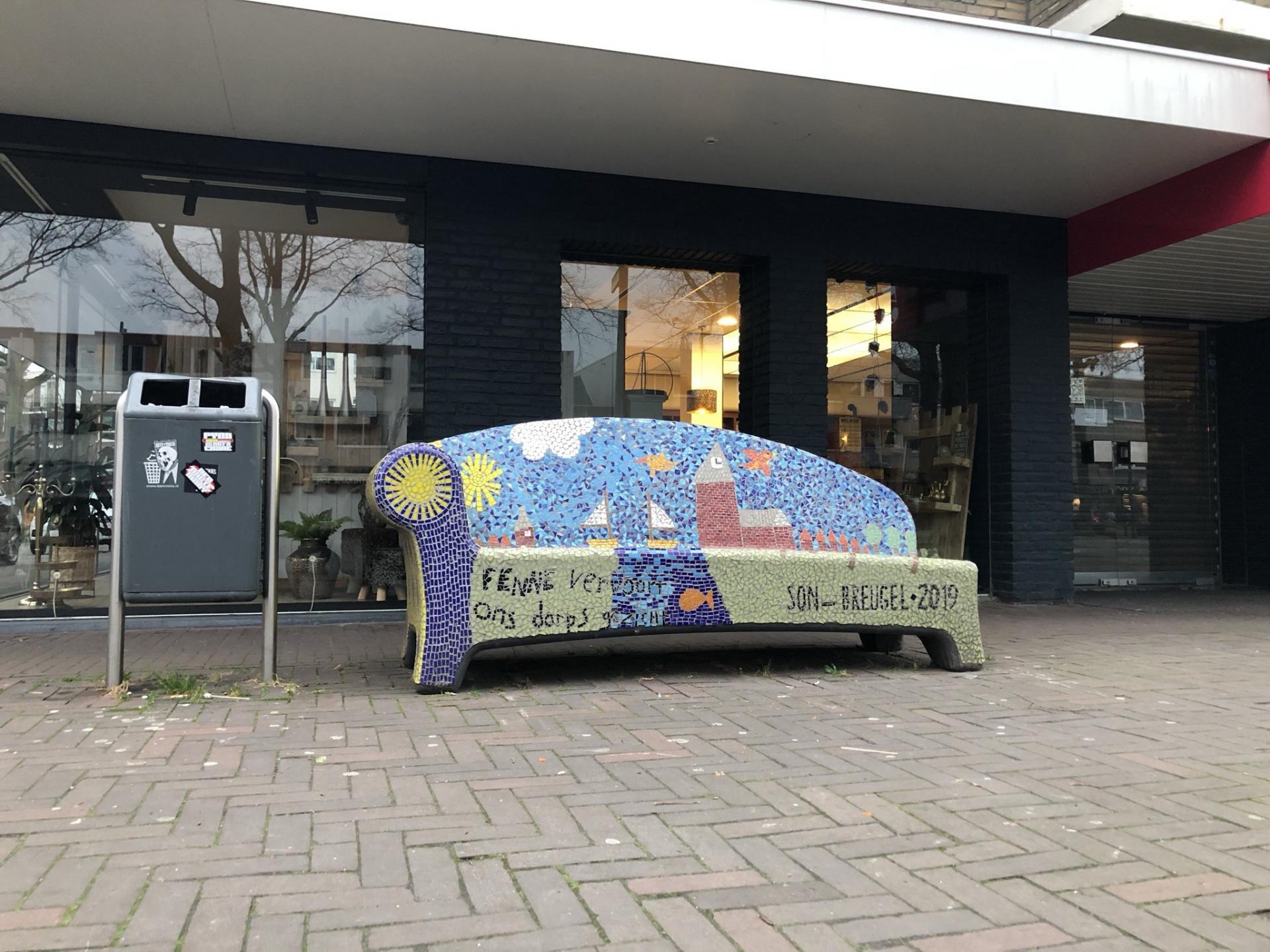 De social sofa op de hoek van het Raadhuisplein tegenover het gemeentehuis