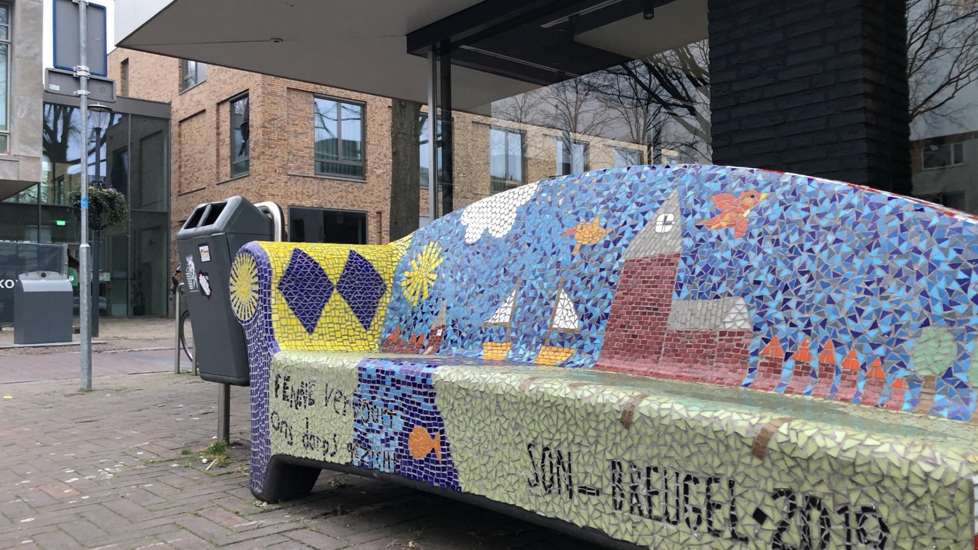 De social sofa op de hoek van het Raadhuisplein tegenover het gemeentehuis