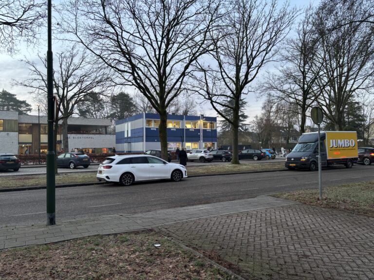 Wijkagenten waarschuwen voor verkeerd parkeren bij scholen