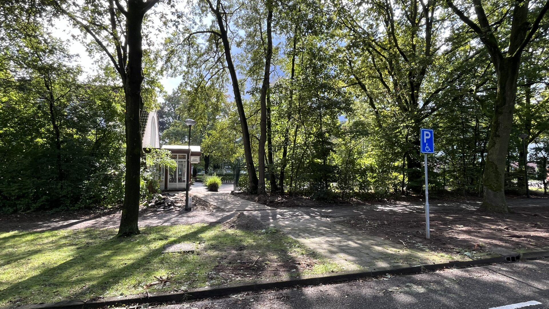 De tijdelijke nieuwe ingang van de Boerderij