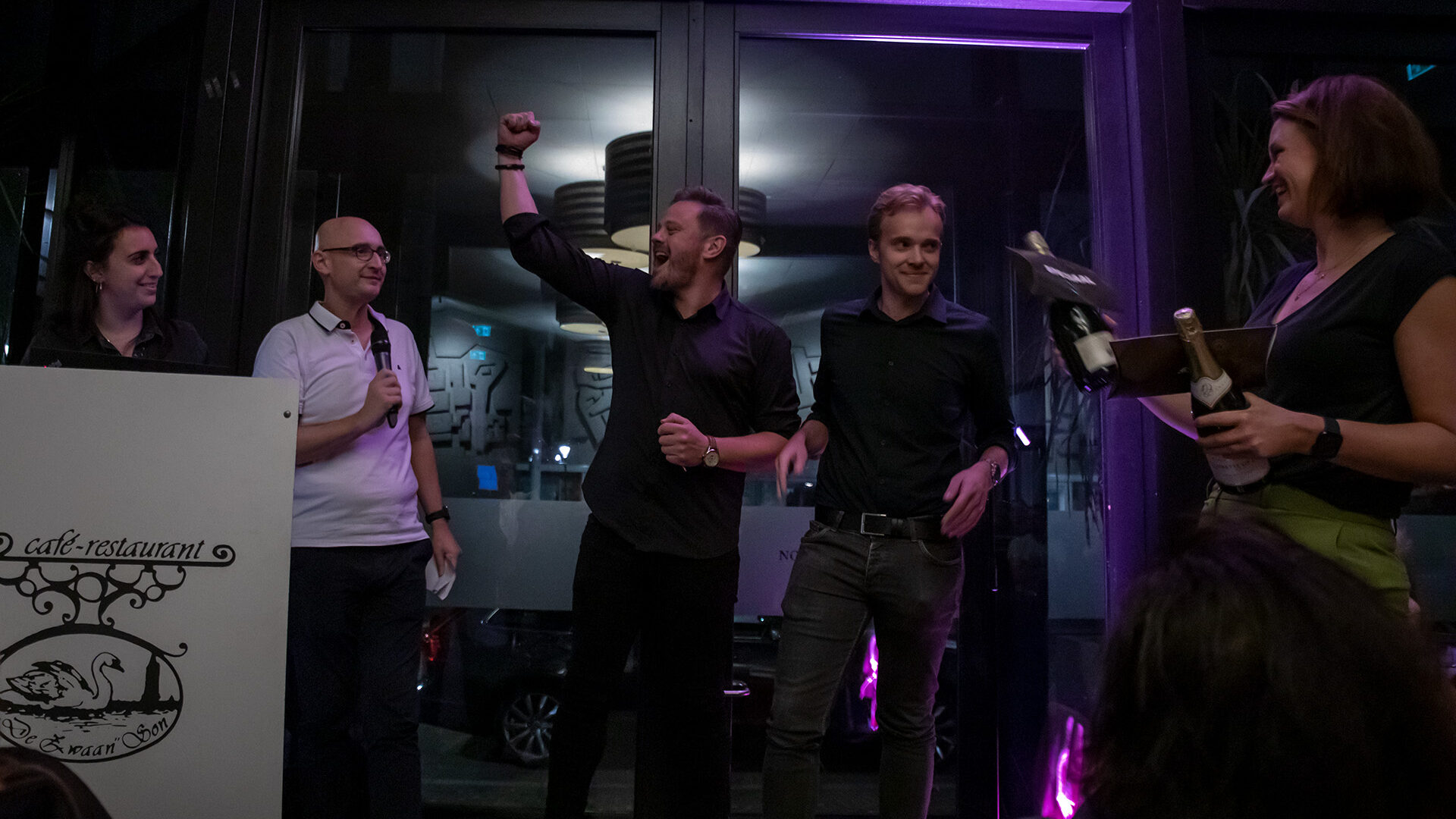 Winnaar 'Volgende Vraag' viert op het podium van Ons Dorp Pubkwist XL de winst