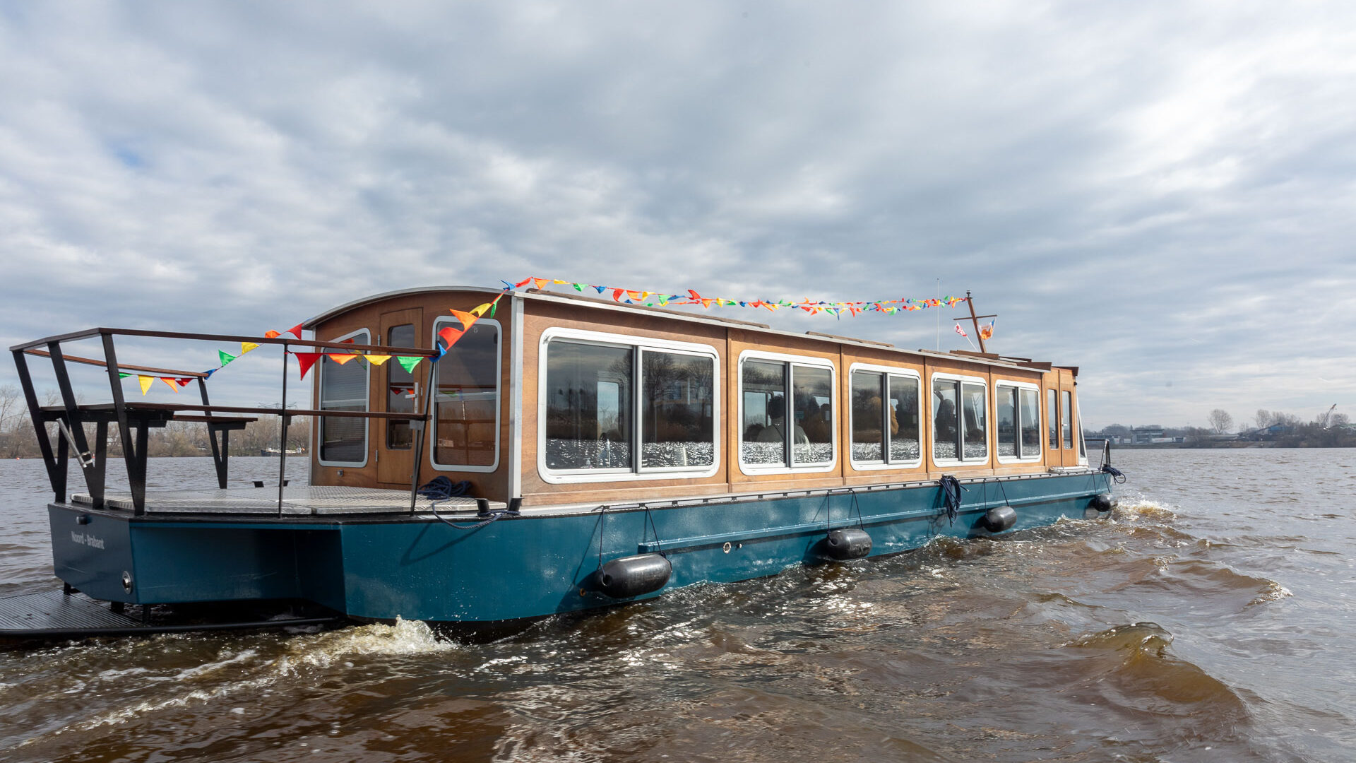 Rondvaartboot de Waterengel tijdens haar eerste vaart