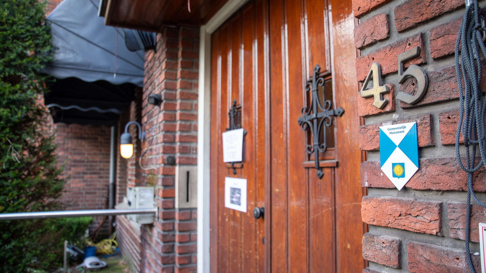 Schildje van gemeentelijk monument van Son en Breugel op de gevel van de voormalige La Sonnerie