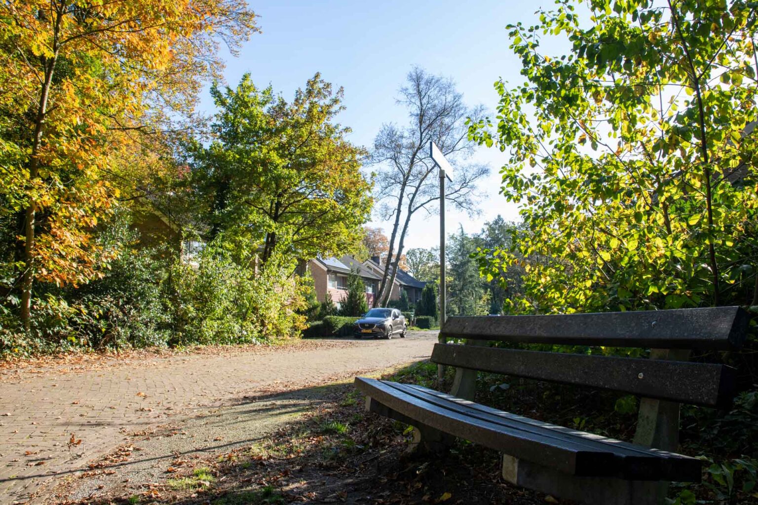 Bankje in de Breeakker, ter illustratie van de verkoop van de woningen van Woonbedrijf en de WVG