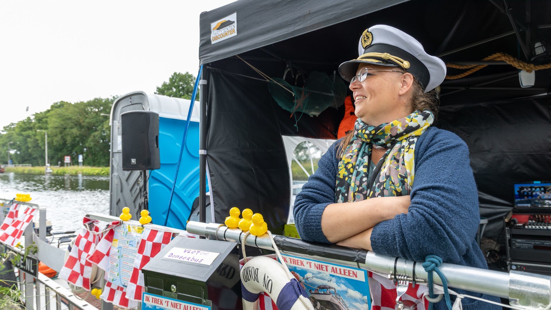 Nancy van Heeswijk op haar vlot om geld op te halen voor rondvaartboot de Waterengel