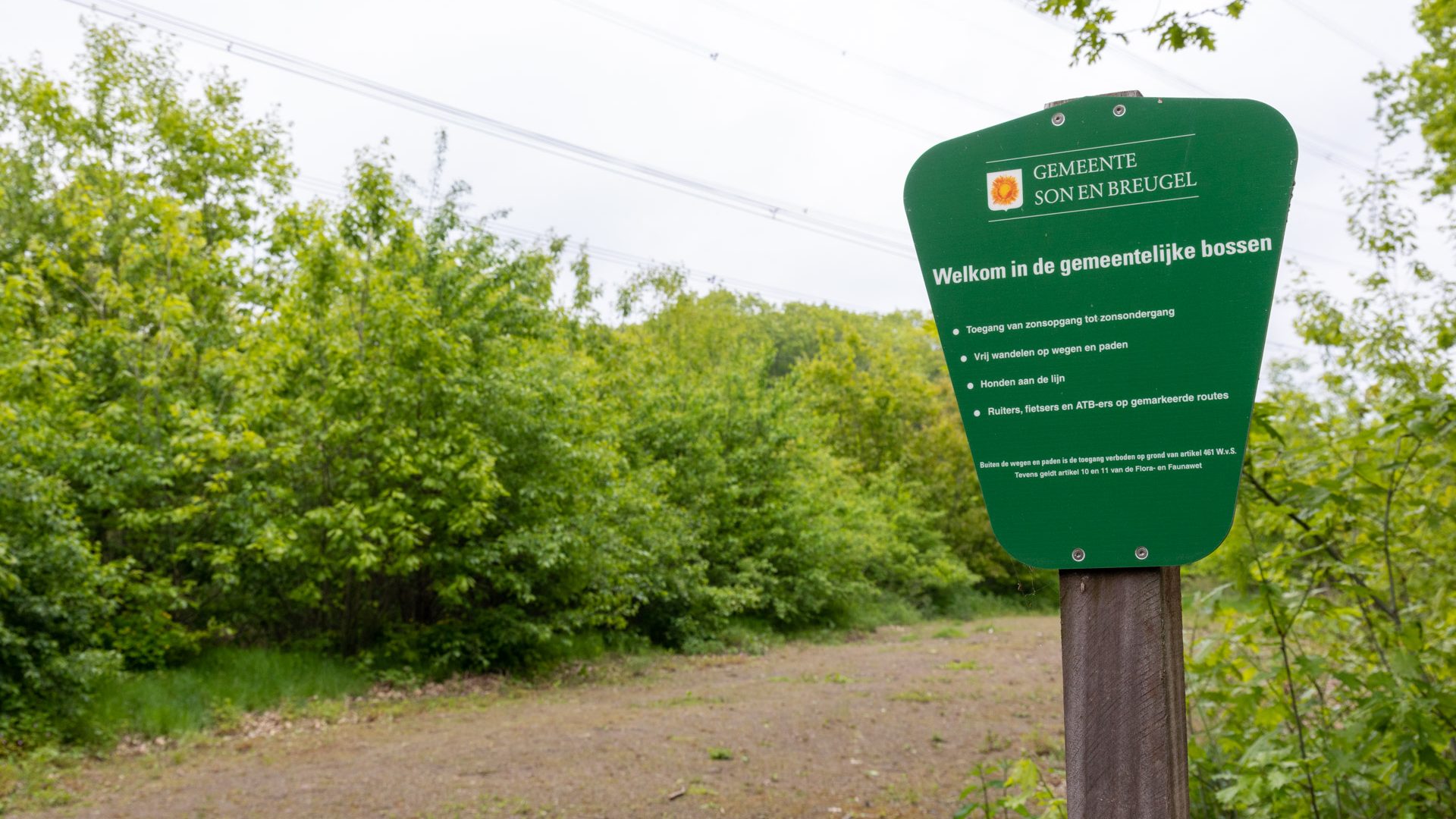 Bord 'welkom in de gemeentelijke bossen' bij de homo-ontmoetingsplaats