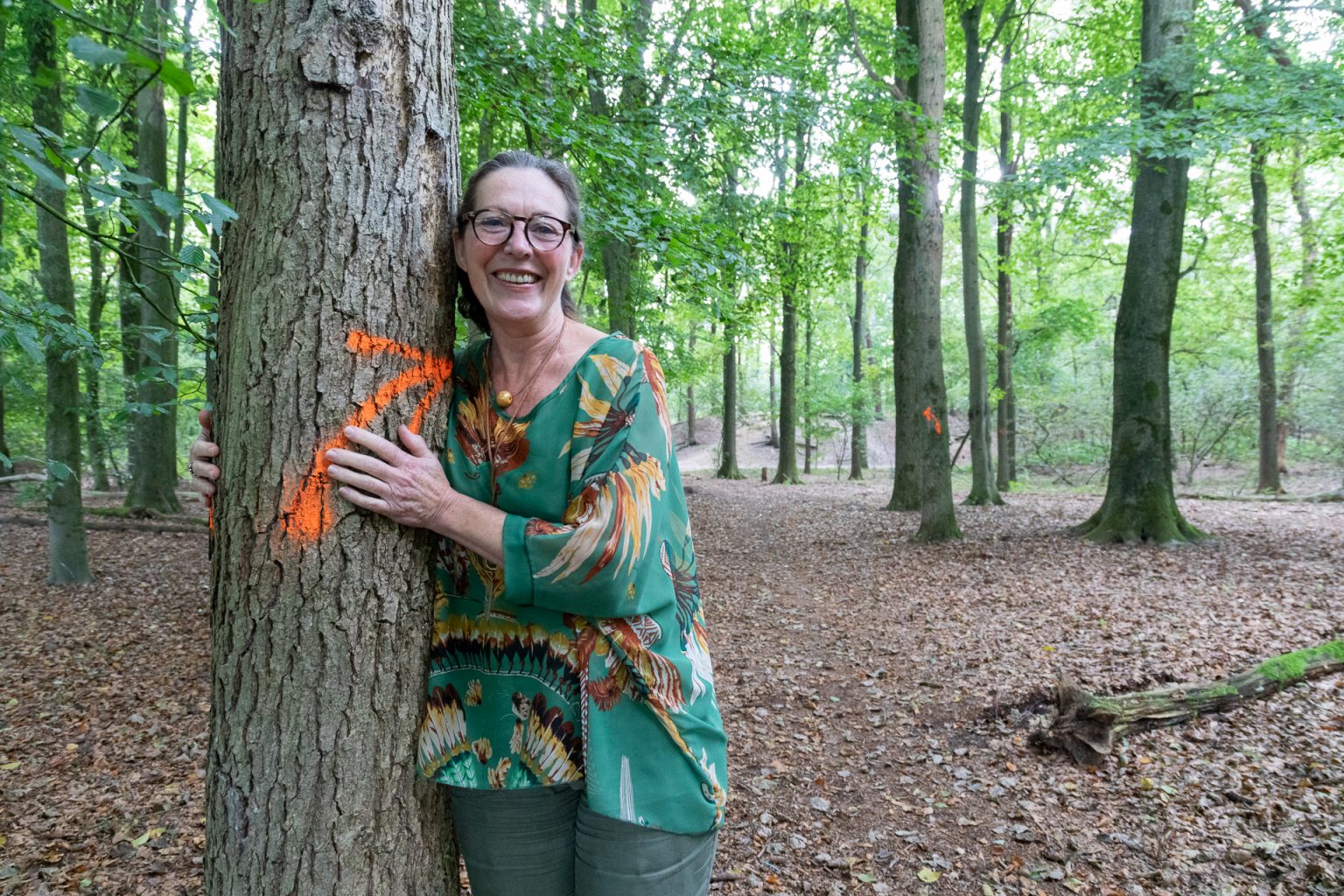 Yolanda Warmoeskerken naast een gebleste boom in de Sonse Bergen