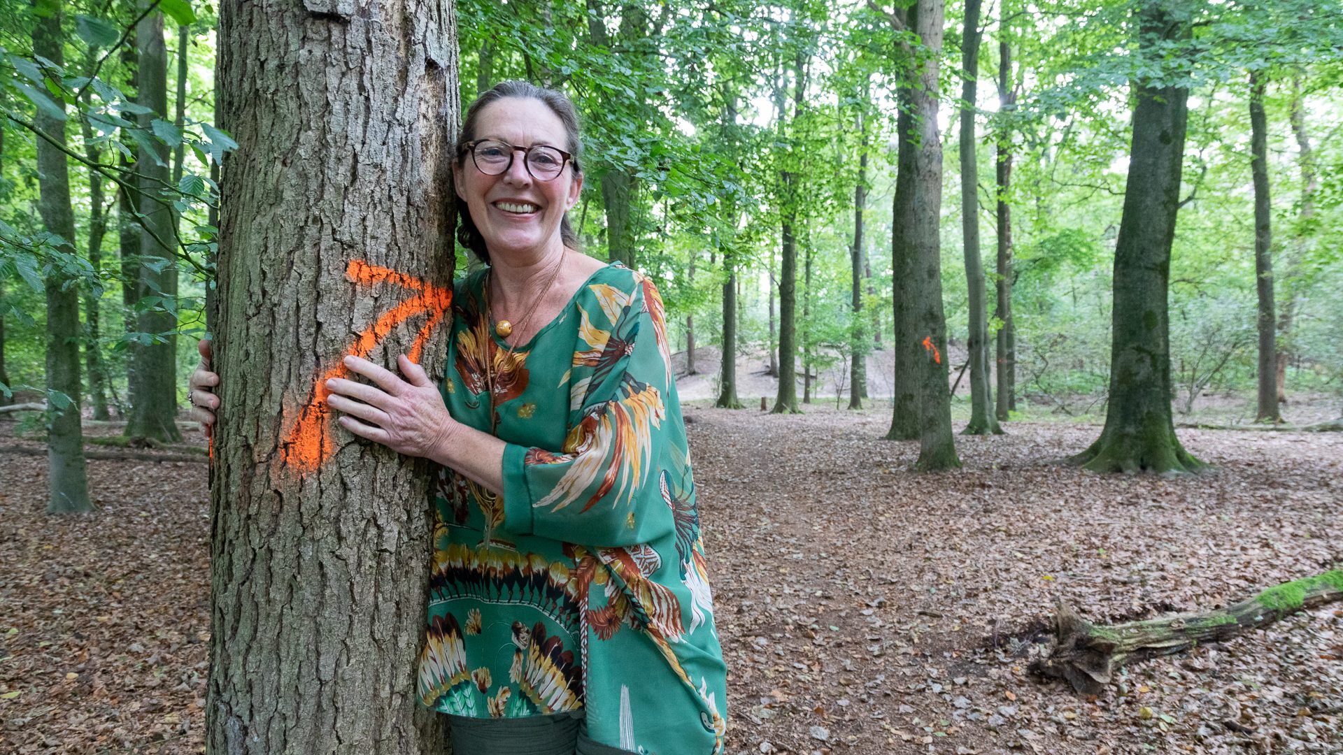 Yolanda Warmoeskerken naast een gebleste boom in de Sonse Bergen