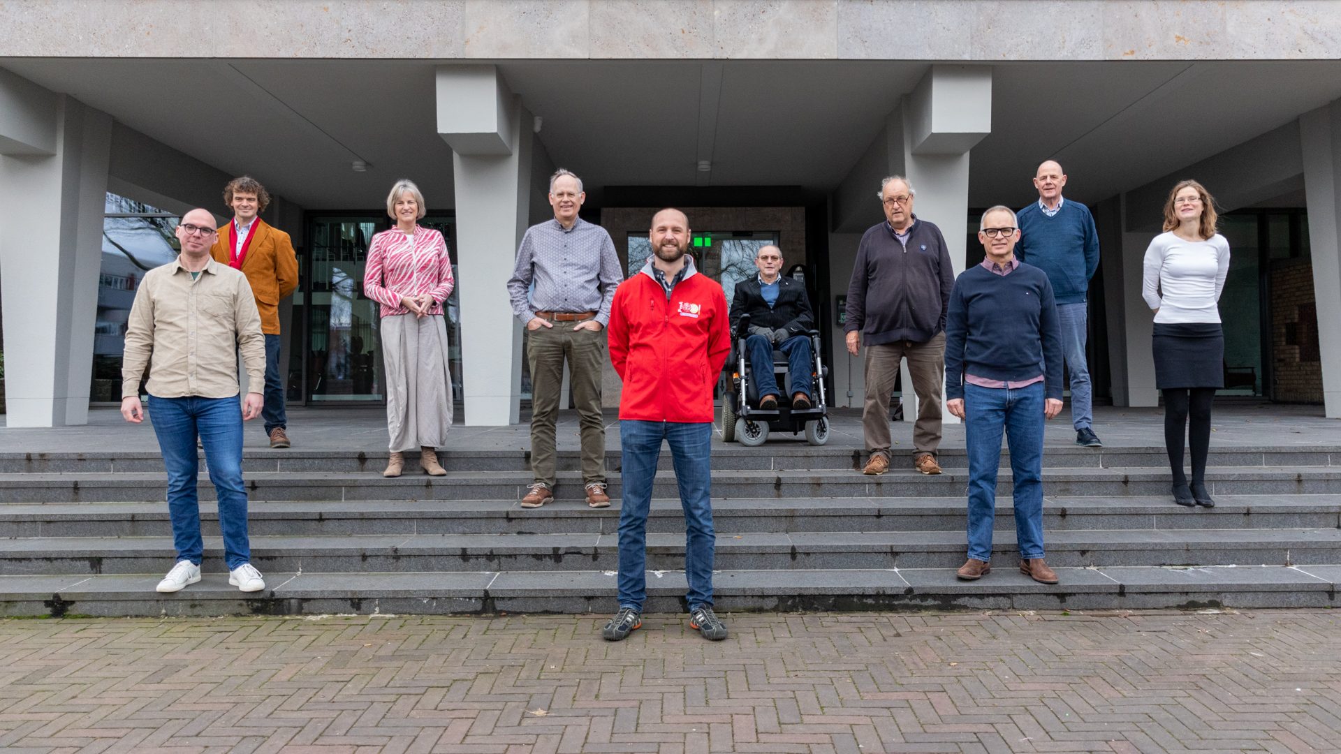 Leden PvdA/GroenLinks Son en Breugel op het bordes van het gemeentehuis