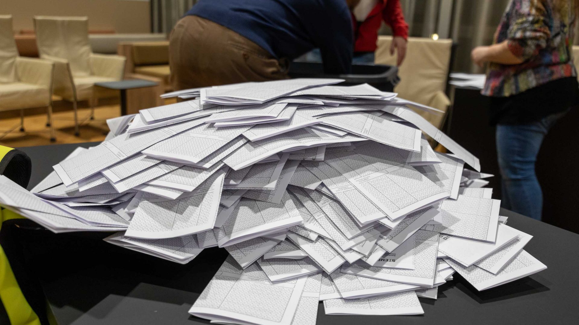 Stapel met stembiljetten