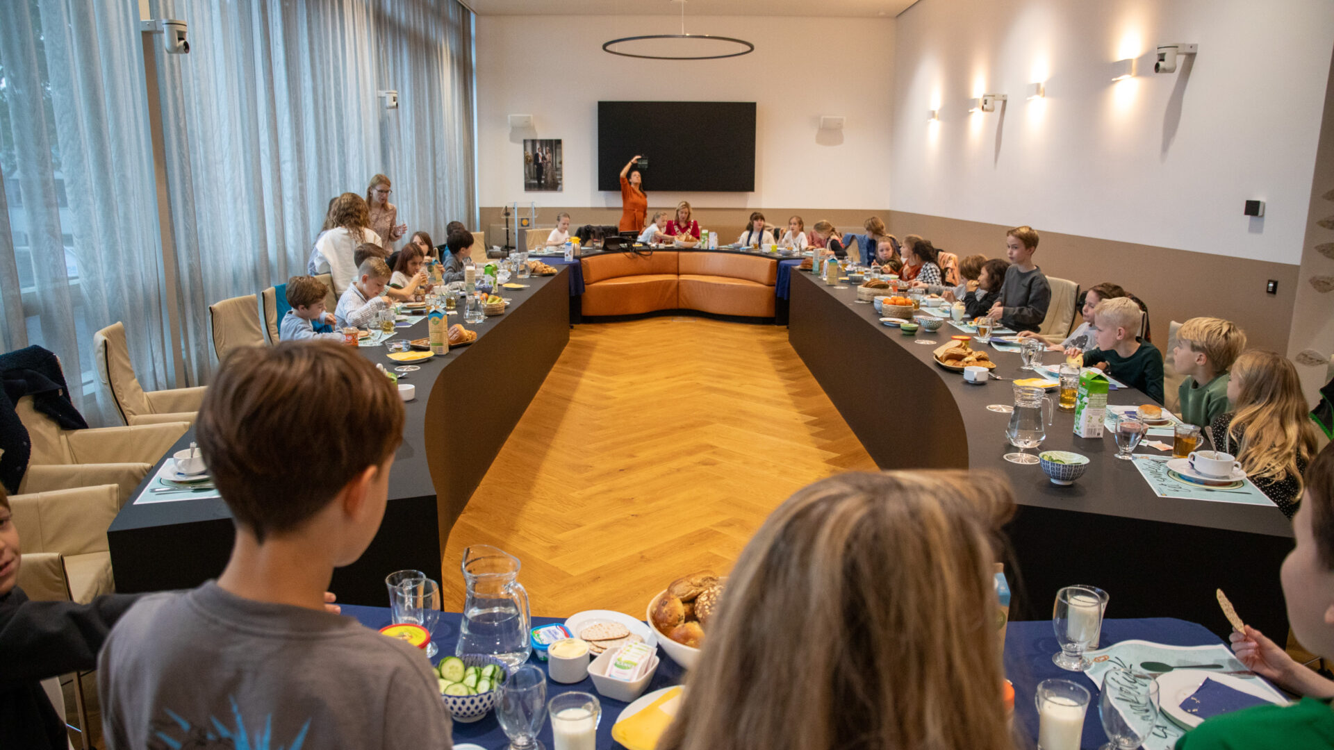 Burgemeester ontbijt met groep 6 van de Sonnewijzer tijdens burgemeestersontbijt