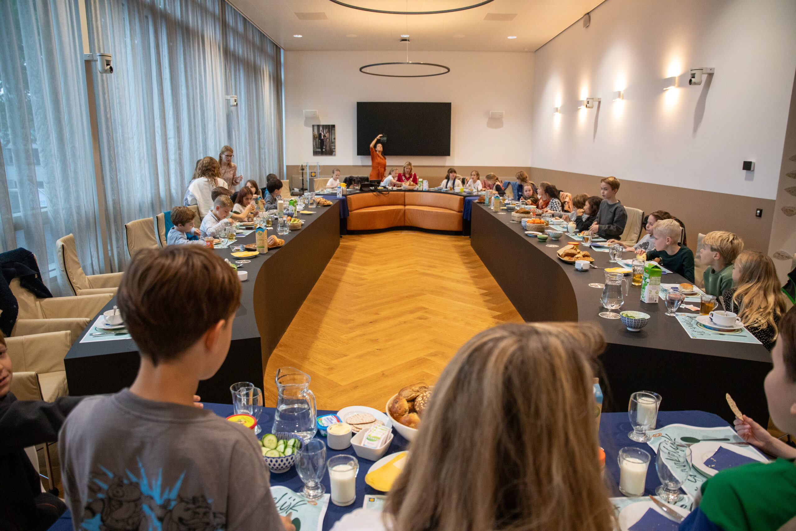 Burgemeester ontbijt met groep 6 van de Sonnewijzer tijdens burgemeestersontbijt